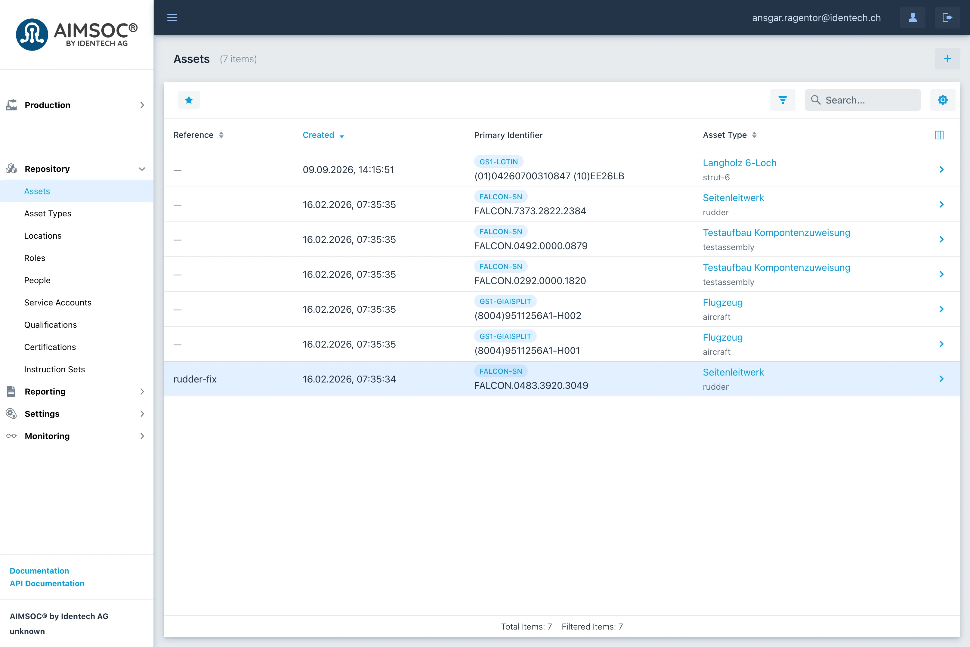 Bildschirmfoto der Objektliste im AIMSOC® Dashboard, Oberfläche auf Englisch. Sieben Zeilen, jede mit Erstellungsdatum, einer primären Kennzeichnung samt ihrem Schema (GS1 oder eigene Seriennummern) und einem Objekttyp wie Seitenleitwerk oder Flugzeug.