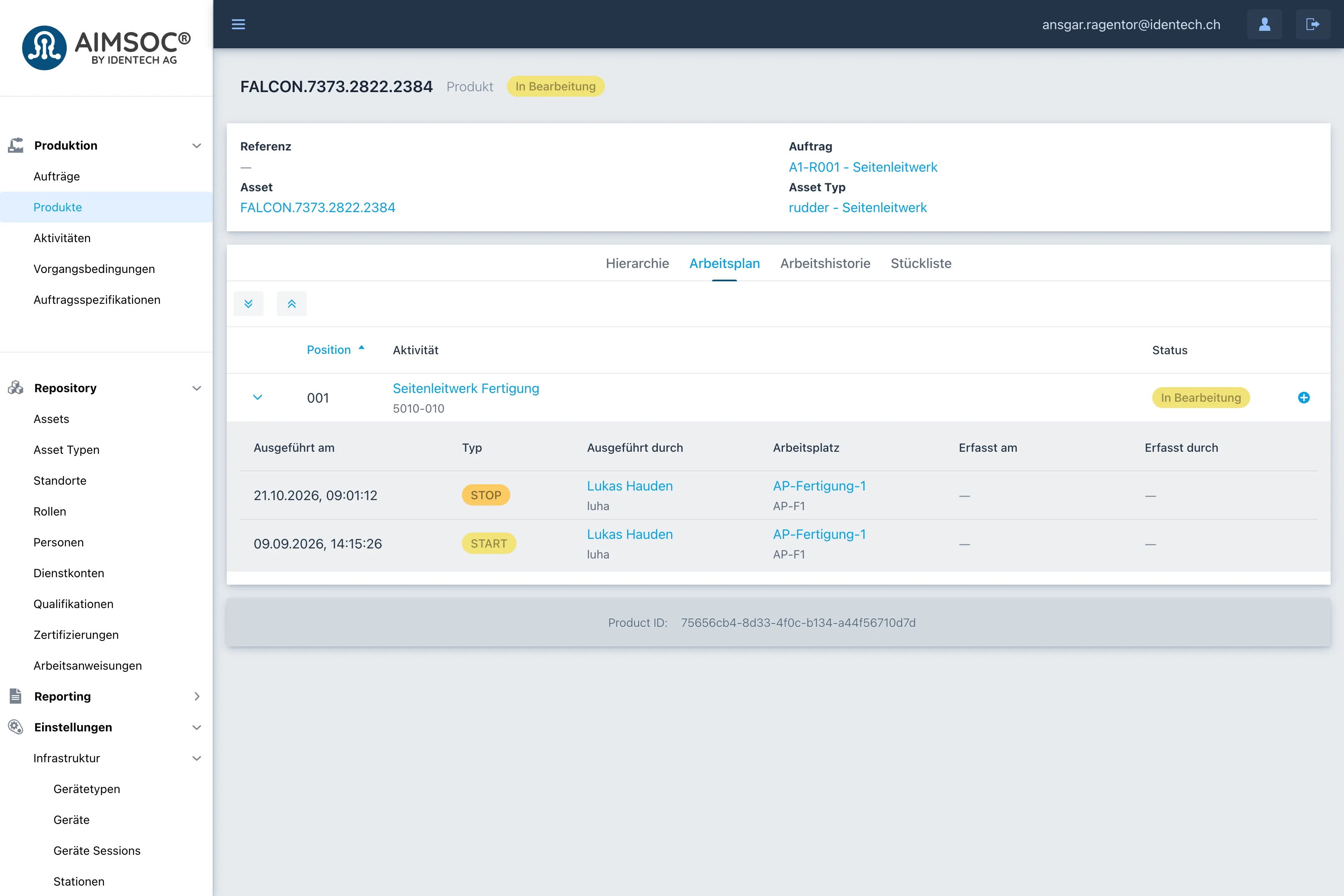 A screenshot of one unit's page, German interface, on the work plan tab. One step, the rudder assembly, is in progress, with its start and its stop each listed by time, person and workplace.